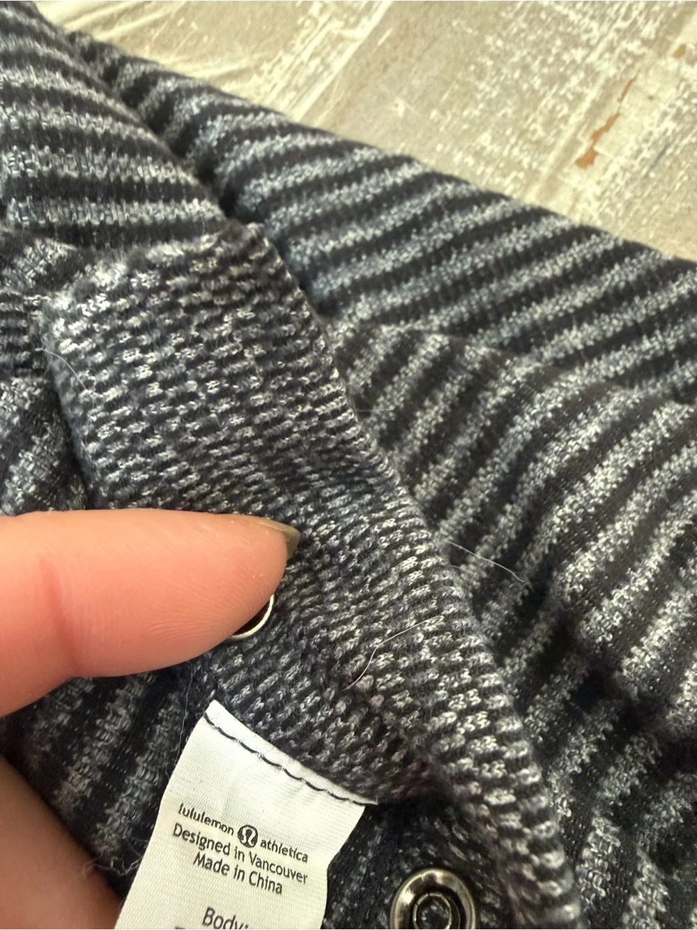 Lululemon Vinyasa Snap Circle Scarf Gray Black Striped Infinity Wrap EUC